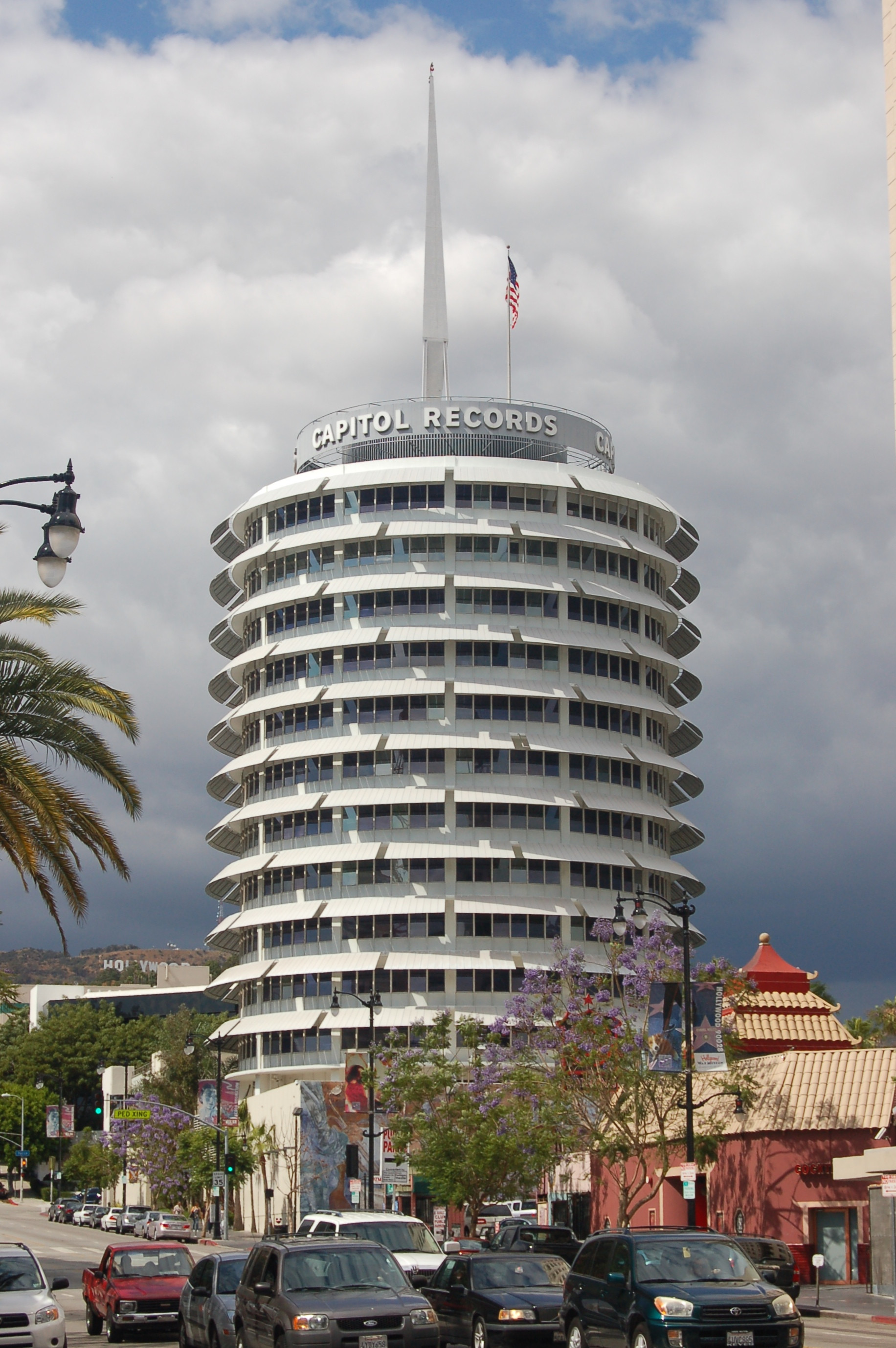 Capitol Records Building, Hollywood, 2008 — CC BY 2.0 / Wikimedia Commons