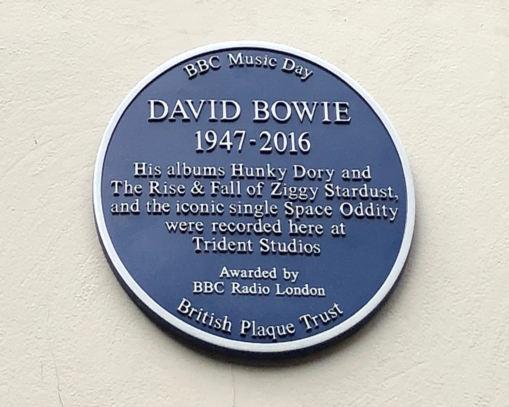 David Bowie blue heritage plaque at former Trident Studios, Soho, 2019 — CC BY-SA 4.0 / Netherzone / Wikimedia Commons