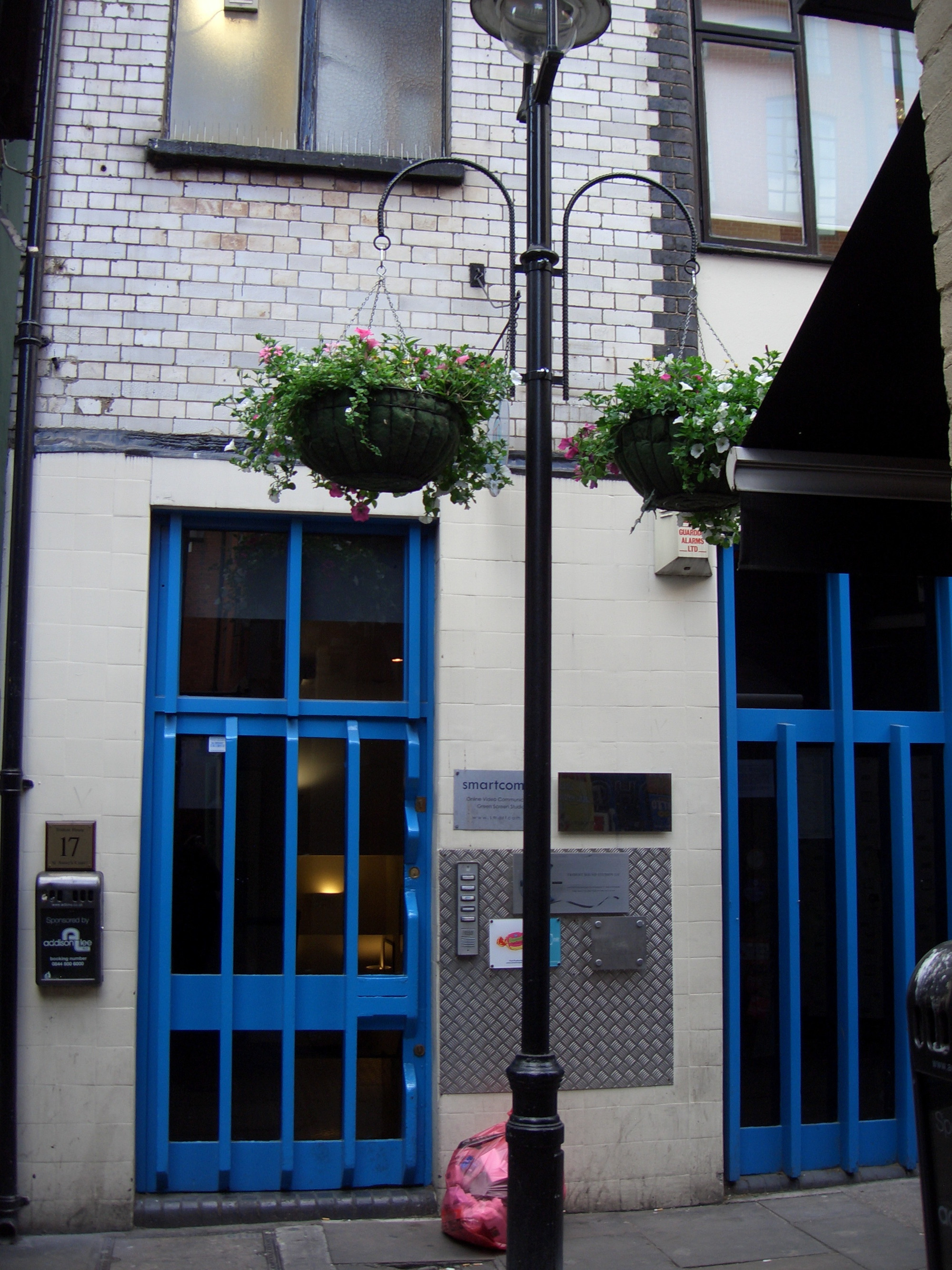 Trident Studios entrance, St Anne's Court, Soho, 2004 — CC BY-SA 2.0 / Chris / Wikimedia Commons