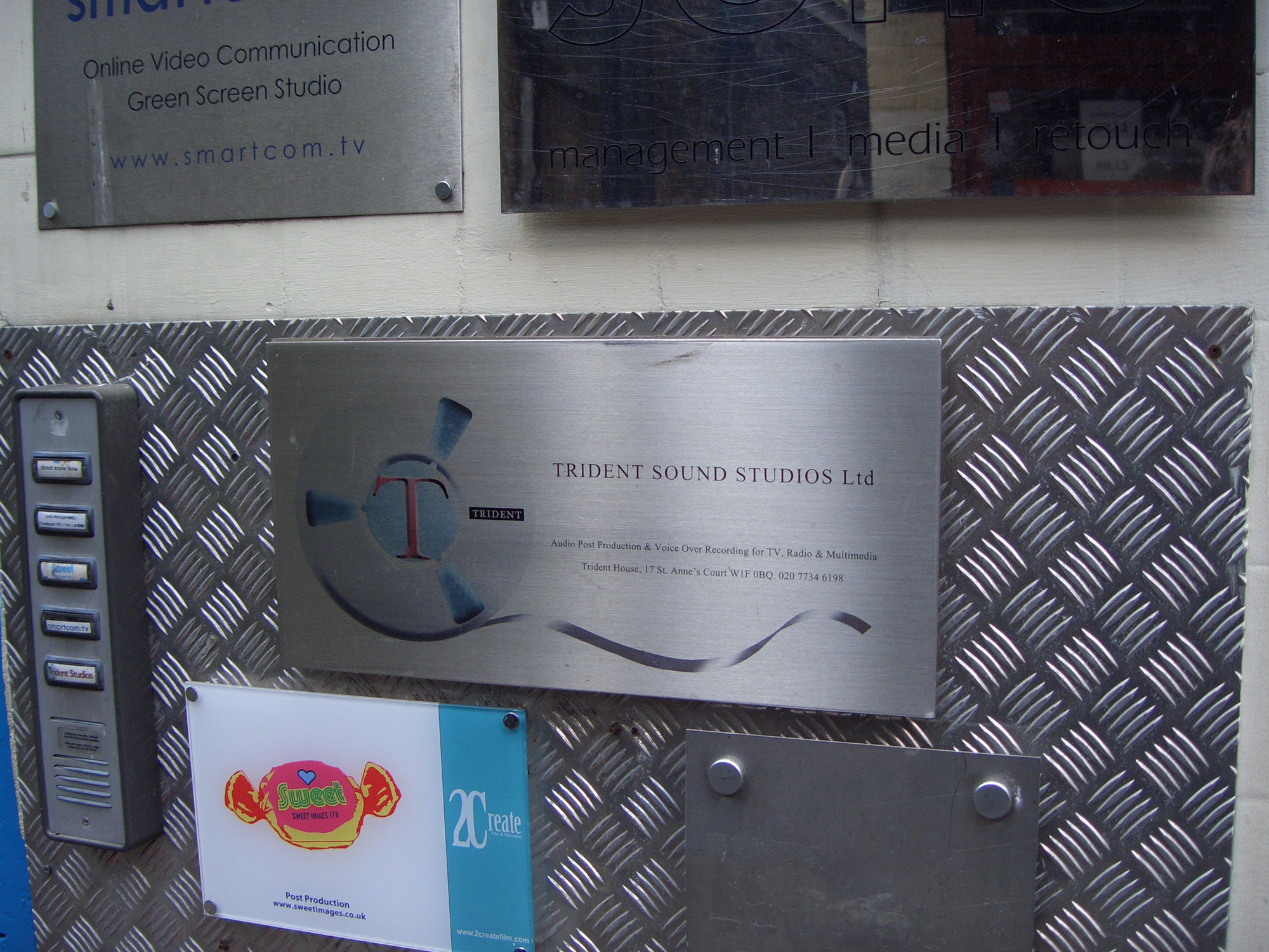 Trident Studios door nameplates, St Anne's Court, Soho, 2004 — CC BY-SA 2.0 / Chris / Wikimedia Commons