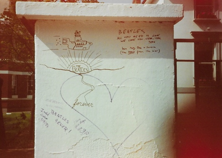 Fan graffiti wall outside Abbey Road, 1995 — CC0 / Wikimedia Commons
