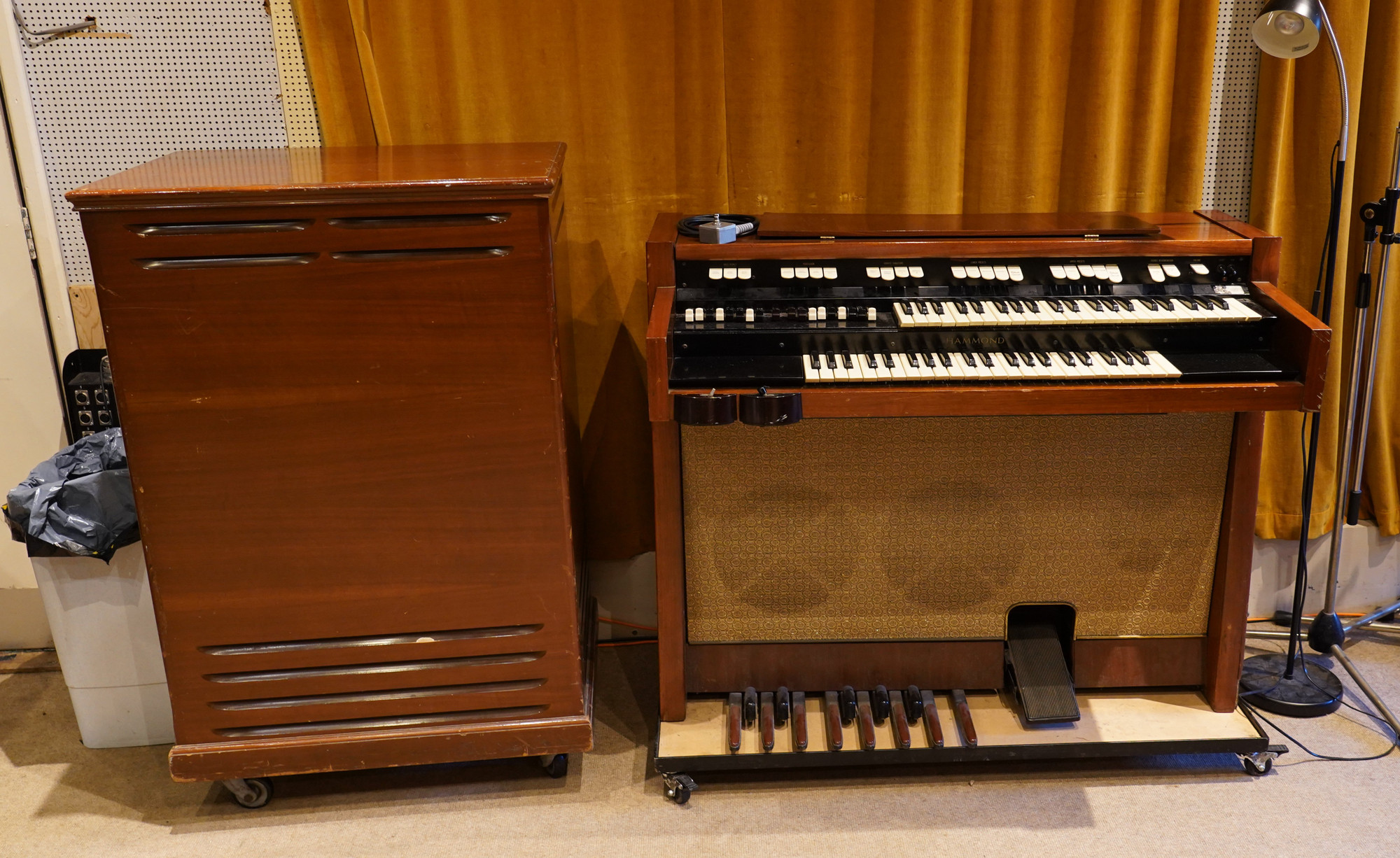 Hammond organ and Leslie speaker in Studio 2 — CC BY 2.0 / Wikimedia Commons