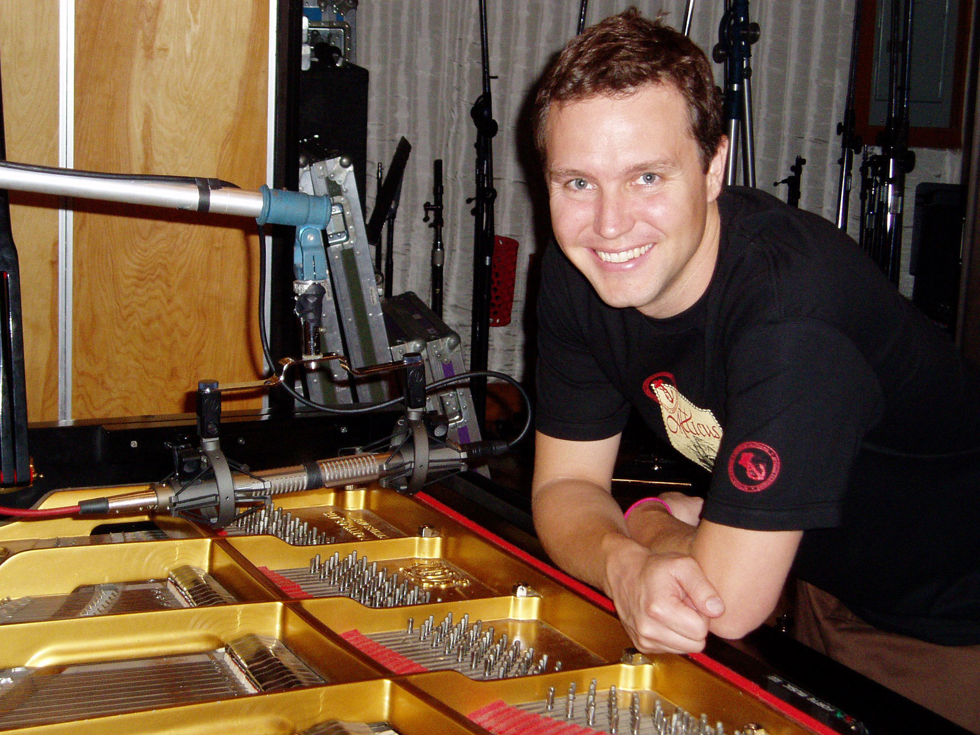 Mark Hoppus (Blink-182) at the grand piano inside Conway Recording Studios, 2003 — CC BY-SA 4.0 / John Jennings / Wikimedia Commons
