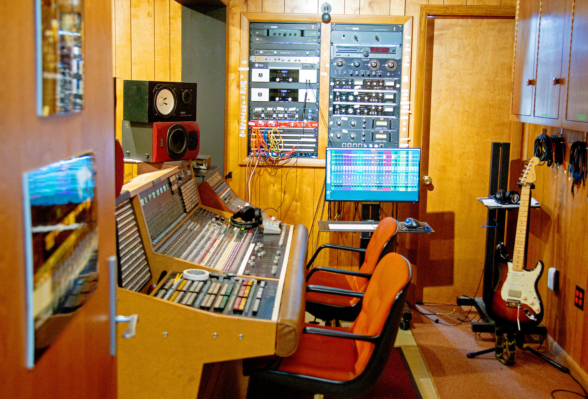 Recording booth interior, 2025 — CC BY 4.0 / Wikimedia Commons