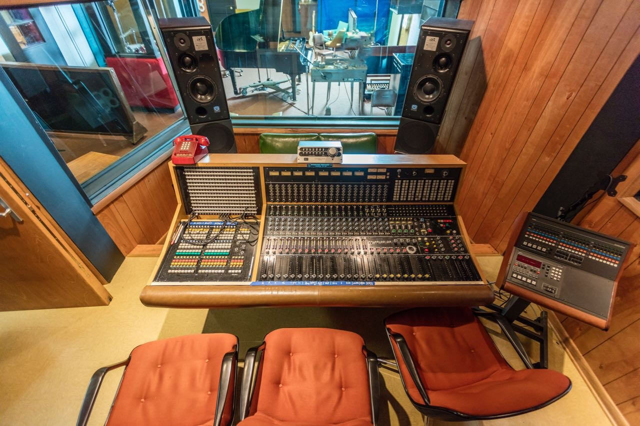 Recording console — original 3614 Jackson Highway — CC BY-SA 4.0 / Wikimedia Commons
