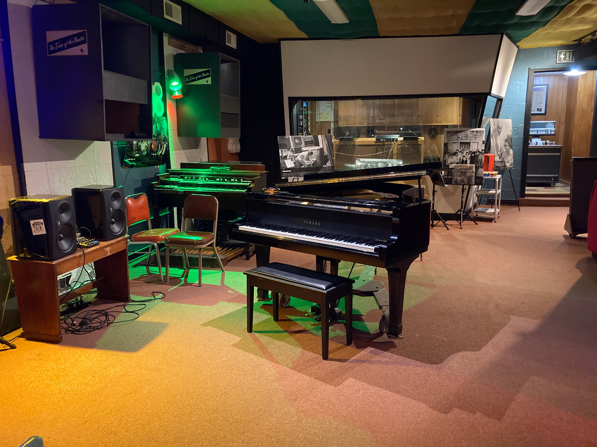 Muscle Shoals Sound Studio interior with instruments — CC BY-SA 4.0 / Wikimedia Commons