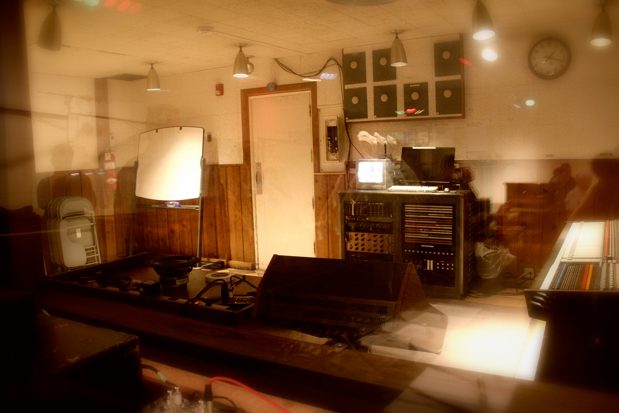 RCA Studio B — control room interior — CC BY-SA 2.0 / Wikimedia Commons