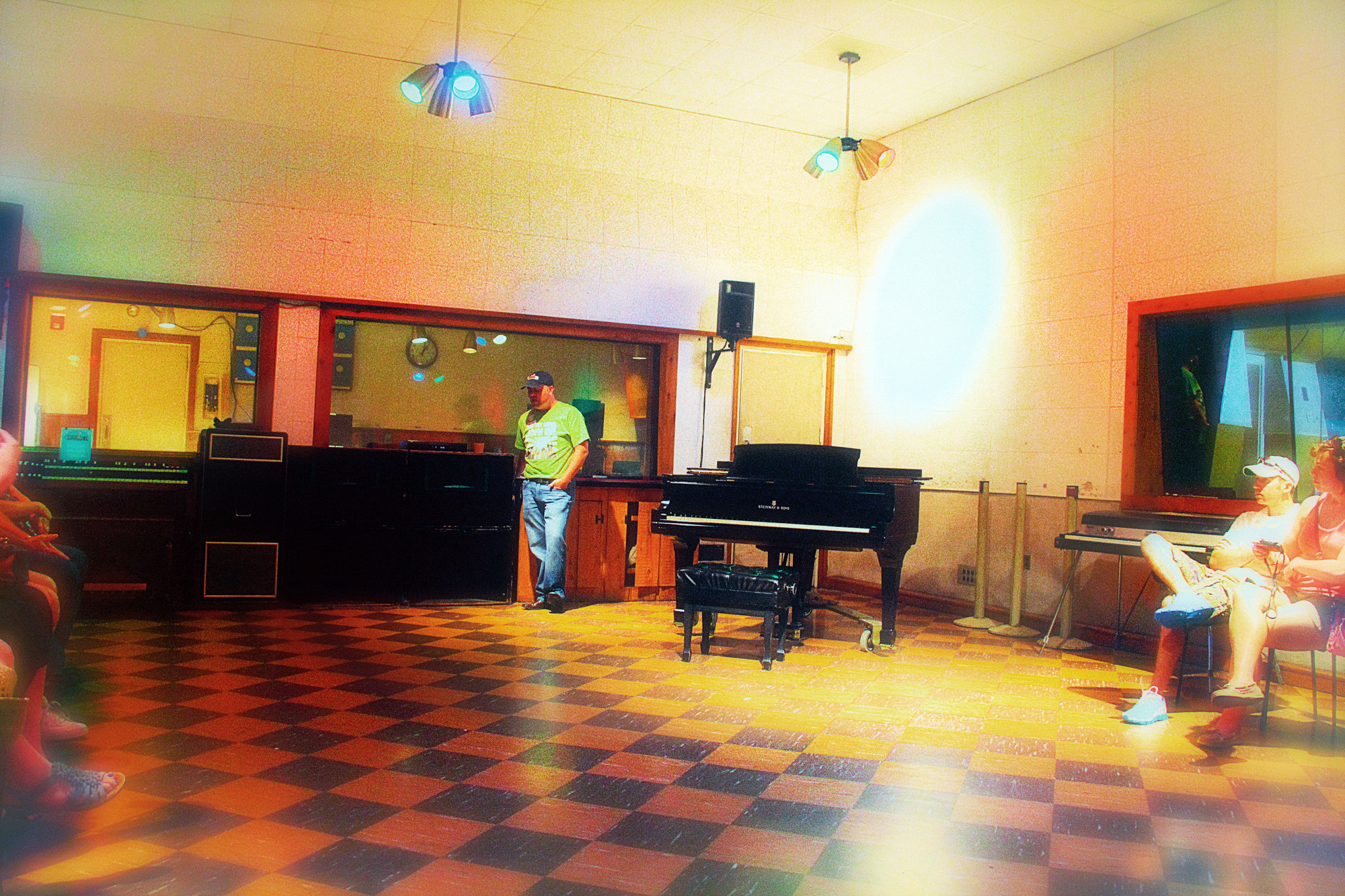 RCA Studio B — main recording room interior — CC BY-SA 2.0 / Wikimedia Commons