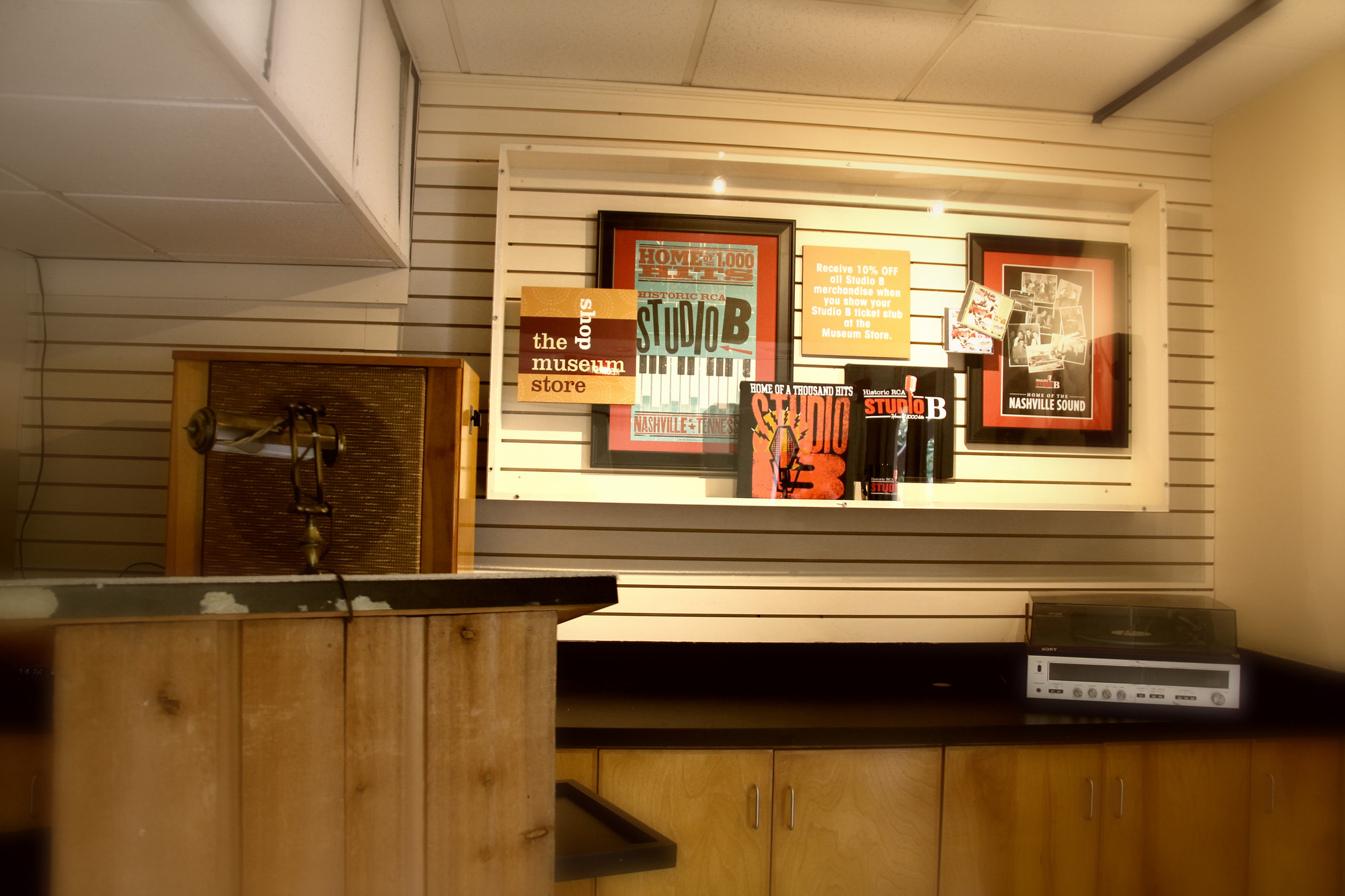 RCA Studio B — vocal booth interior — CC BY-SA 2.0 / Wikimedia Commons