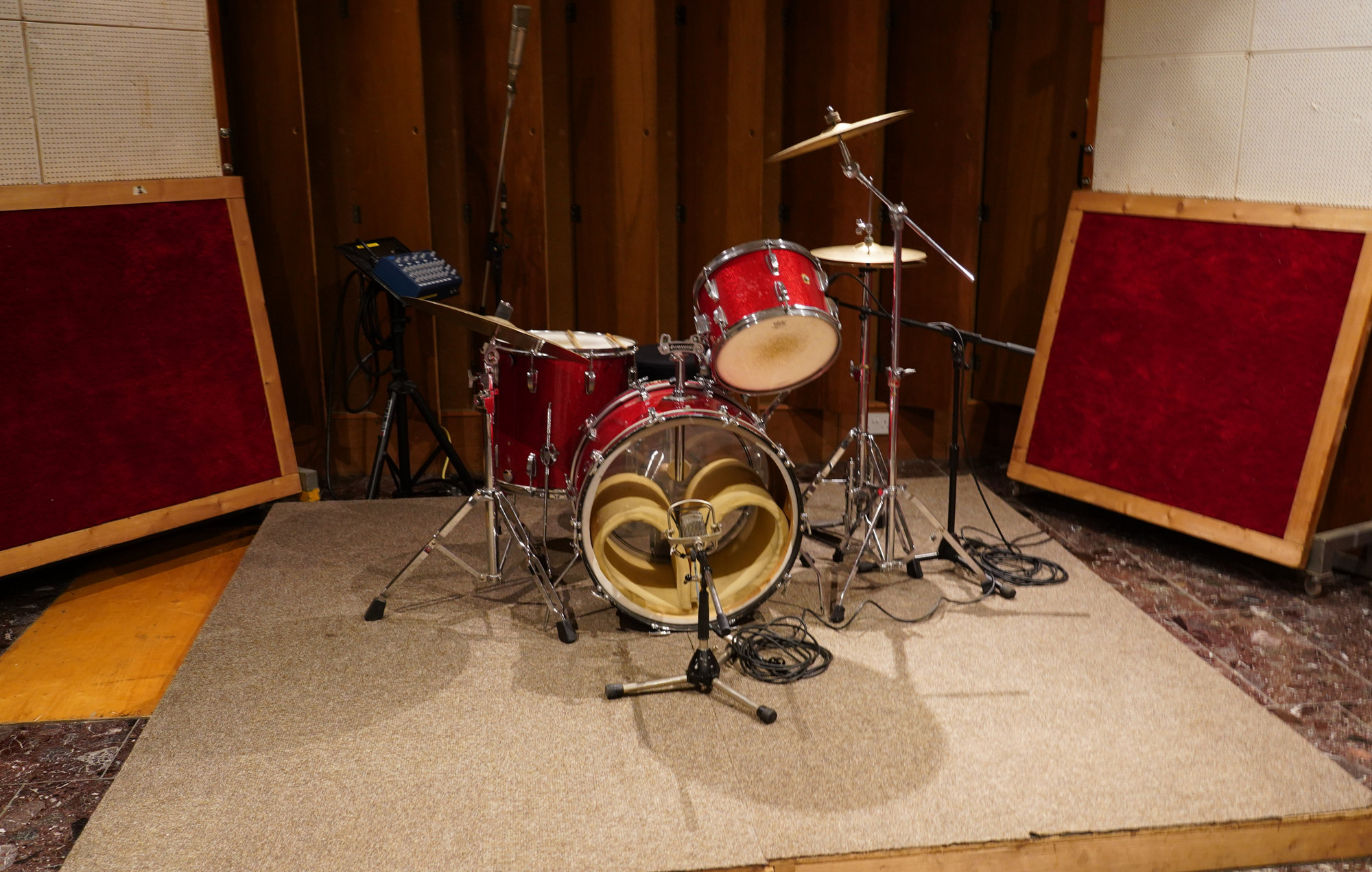 Coach House drum room — used by Black Sabbath for Heaven & Hell — CC BY 2.0 / Wikimedia Commons
